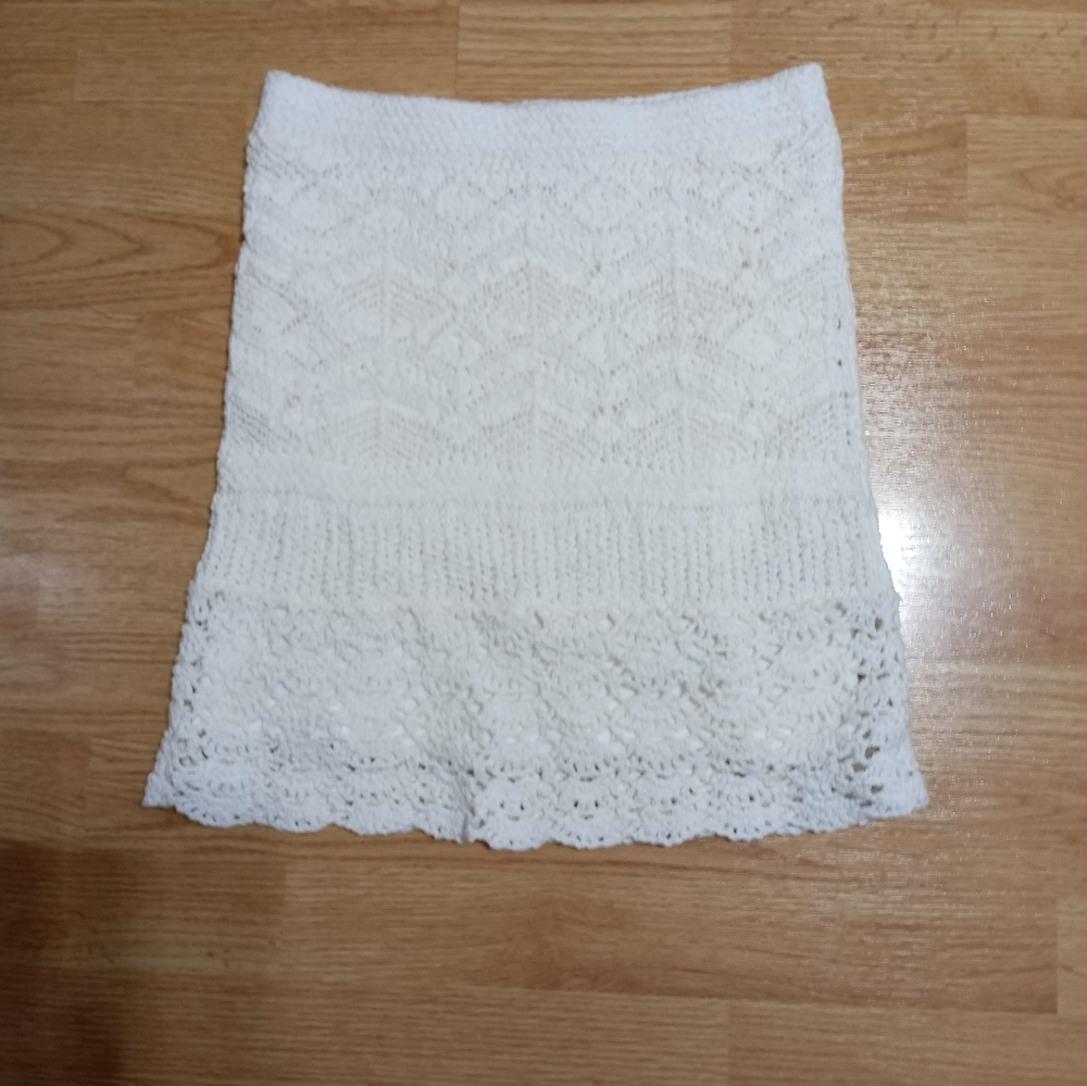Hollister cream crochet mini skirt. Size small. EUC.